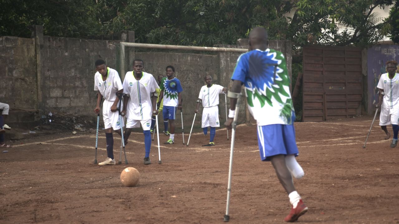 افراد قطع عضو در سیرالئون نوعی از فوتبال تطبیقی ​​را بازی می کنند که در آن بازیکنان بیرون زمین فقط می توانند یک پا داشته باشند و نمی توانند از پروتز در بازی استفاده کنند. 