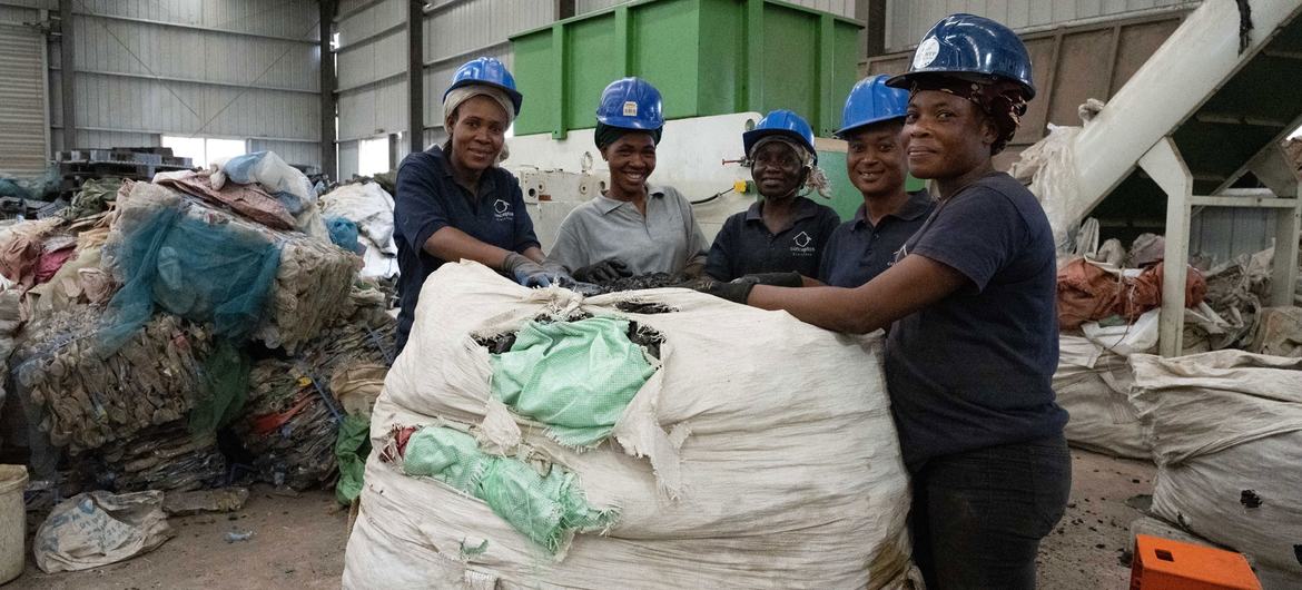 آجرهای پلاستیکی از زباله های پلاستیکی بازیافتی در کارخانه ای در ابیجان، ساحل عاج ساخته می شوند.